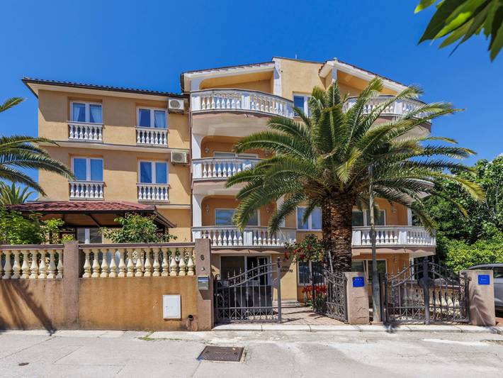 Ferienwohnung für 2 Personen, mit Balkon und Garten in Pjescana Uvala