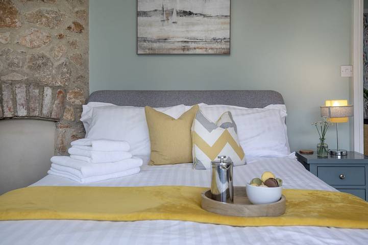 Five - La Petite Maison is a stylish waterfront holiday apartment in Brixham in Brixham, Torbay