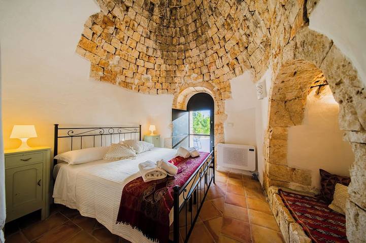 Country House with a Trullo, Pool, Panoramic Views, Comfort and Relaxation in Putignano, Province de Bari