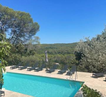 Chambre d’hôte pour 2 personnes, avec jardin et piscine ainsi que vue et terrasse dans la Creuse