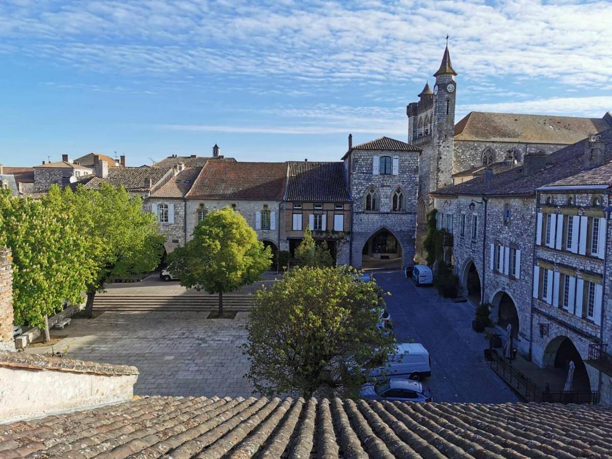 Appartement entier, Maison de charme spacieuse, terrasse et vue sur la place in Monflanquin, Région de Villeneuve-sur-Lot