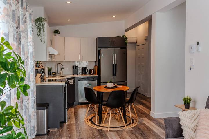 Apartamento entero, Luminosa casa con balcón, a 15 minutos de Premium Outlets in Quebec