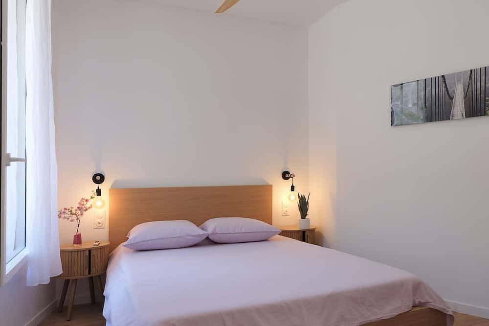 Entire apartment, Wisteria in Aigues-Vives, Nimes region