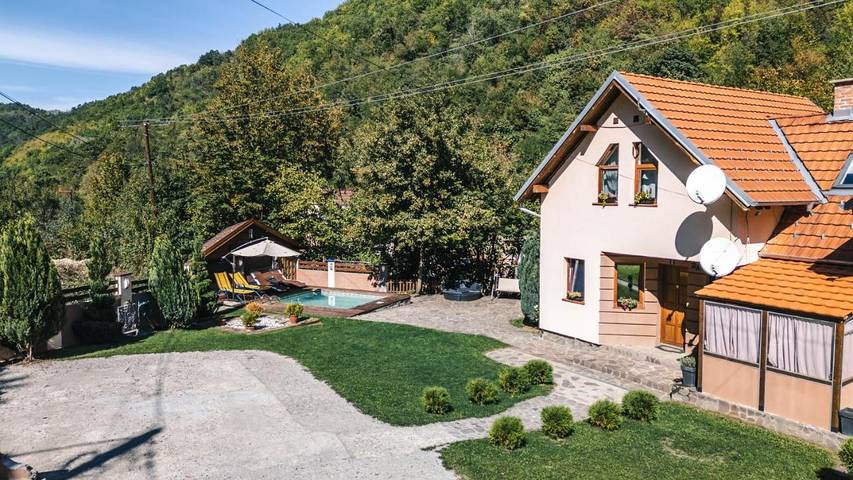 Albergue para 12 personas, con vistas además de jardín y piscina - 1