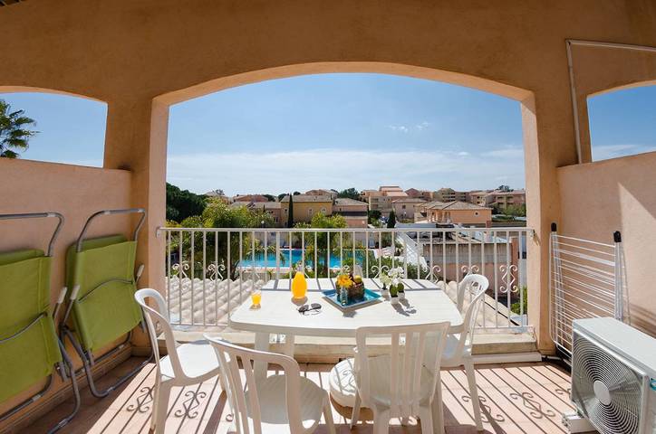 Appartement de vacances entier, Joli T2 Mezzanine + Coin Cabine (6 pers) à 250m de la Mer avec Piscine Chauffée et Tennis in La Londe-les-Maures, Parc national de Port-Cros