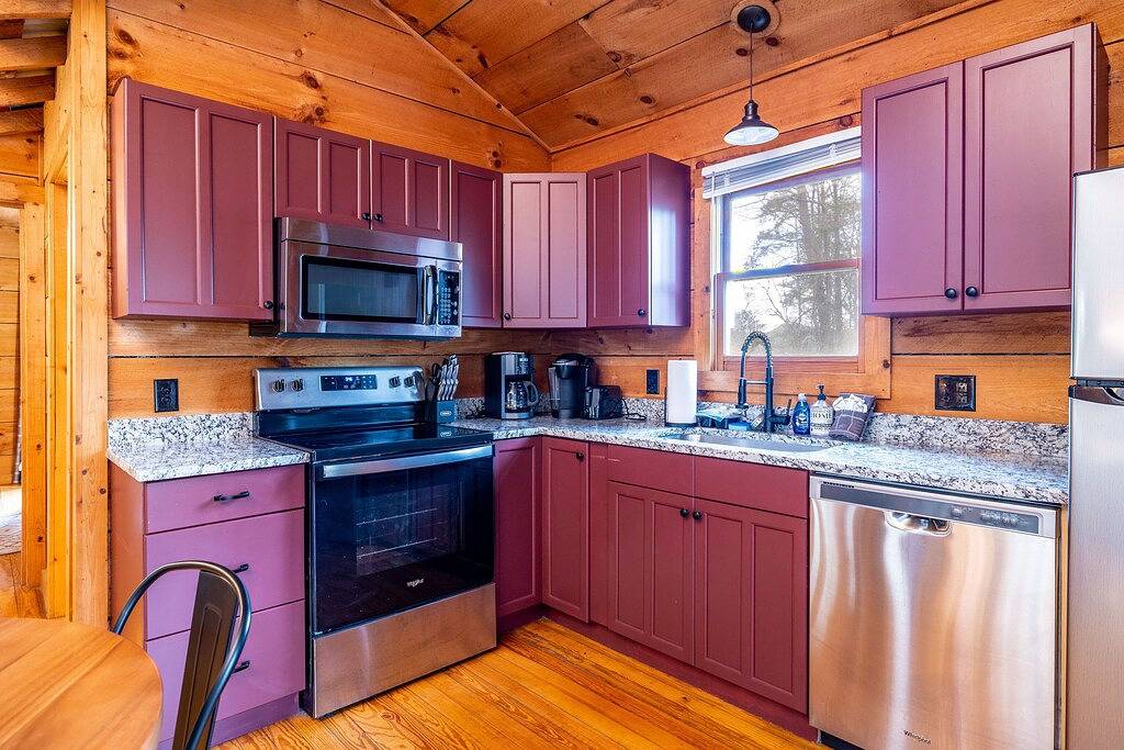 Hot Tub | Dog friendly | Near Tuckaleechee Caverns in Tuckaleechee, Blount County