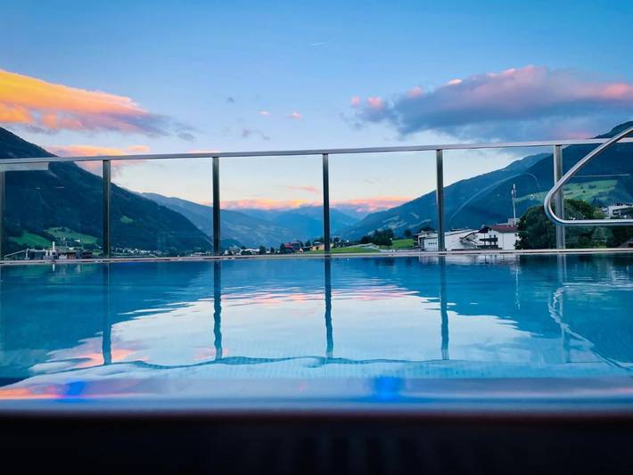 Hôtel pour 2 personnes, avec sauna et piscine ainsi que vue et balcon