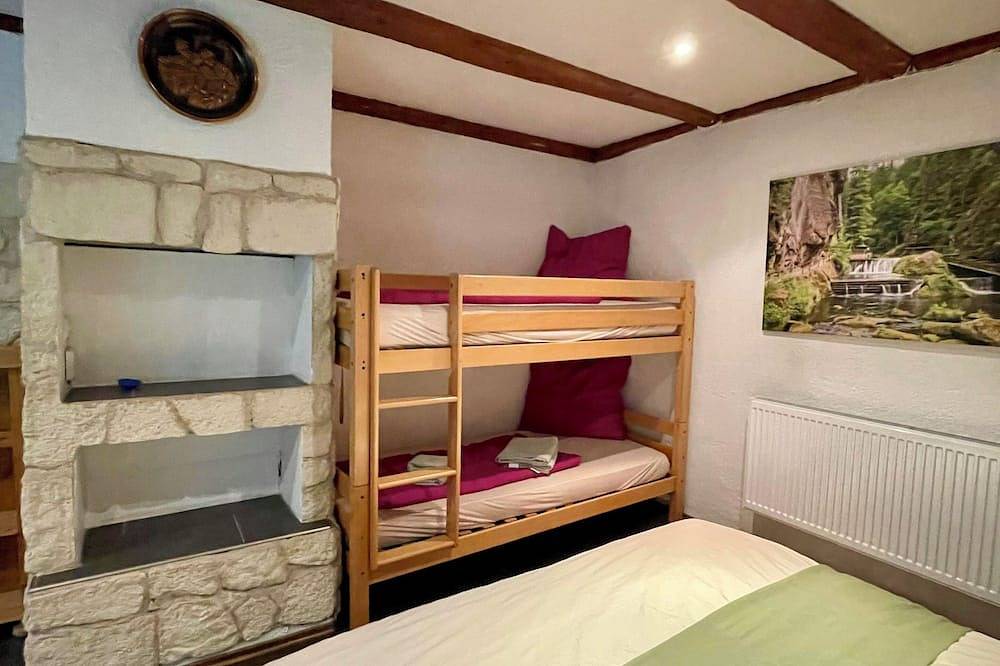 Ferienhaus mit 13 Betten, 2 Bädern, großer Terrasse in ruhiger Waldlage in Reinhardtsdorf-Schöna, Elbsandsteingebirge