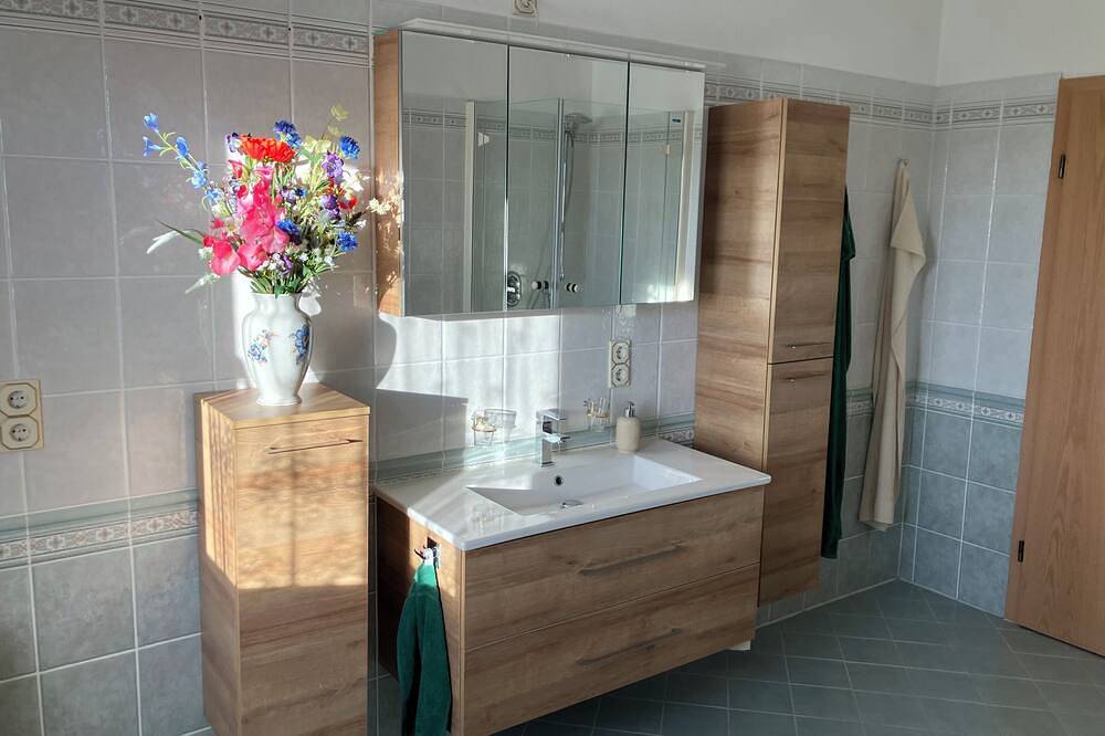 Ganze Wohnung, Gemütliche Ferienwohnung in der Rhön mit schönem Ausblick vom Balkon in Urnshausen, Wartburg und Umgebung