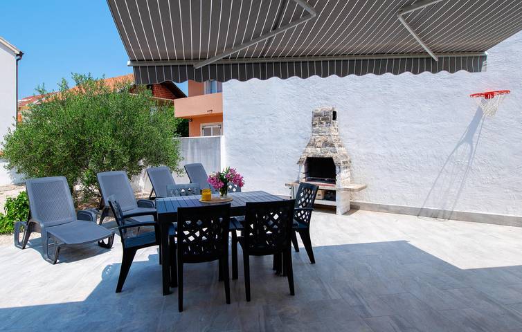 Gemütliche 1-Zimmer-Wohnung mit Terrasse, WLAN und Zugang zum Strand – nur 700 m entfernt! in Vodice, Šibenik-Knin