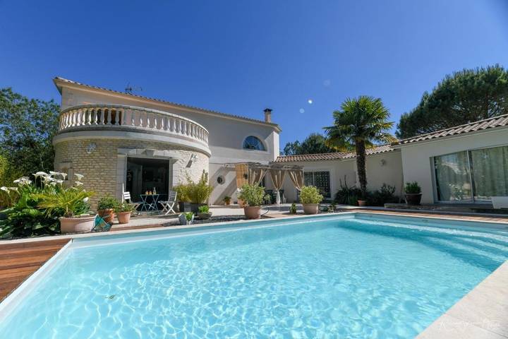 Location de vacances pour 2 personnes, avec Terrasse et Jardin ainsi que Piscine et Vue à Montreuil  (Vendée)
