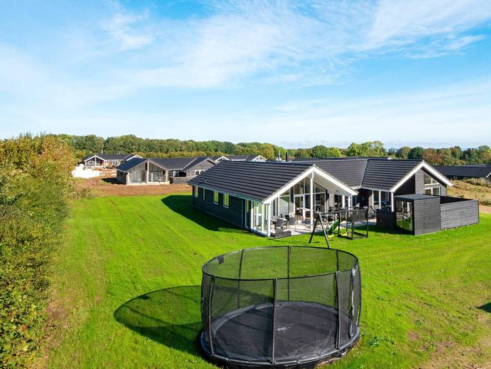 Ferienhaus für 16 Personen, mit Terrasse und Garten sowie Pool und Sauna in Mommark