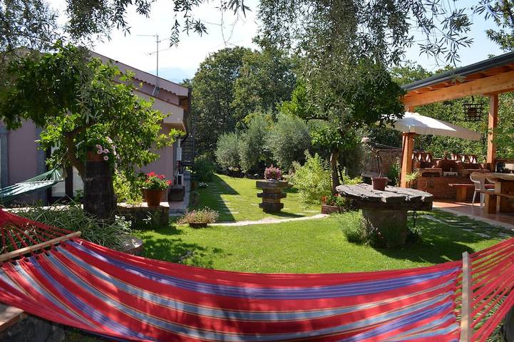 Wonderful open space relaxation pool and garden, barbecue, Etna excursions. in Santa Venerina, Etna