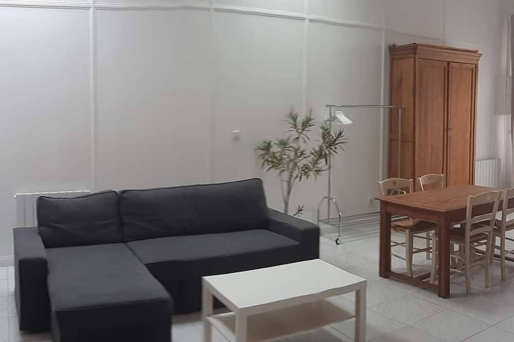 Apartamento entero, Quiet outbuilding with character, direct to Bordeaux tramway in 20 minutes in Eysines, Región de Burdeos