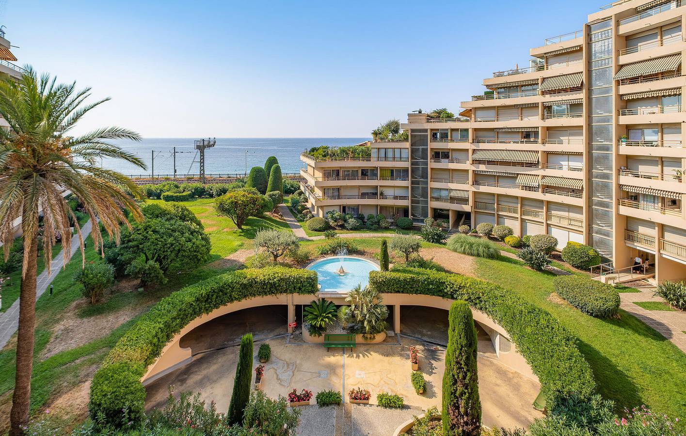 Entire holiday apartment, Beachside Apartment with AC, Dishwasher, Terrace & WiFi in Cannes La Bocca, Cannes
