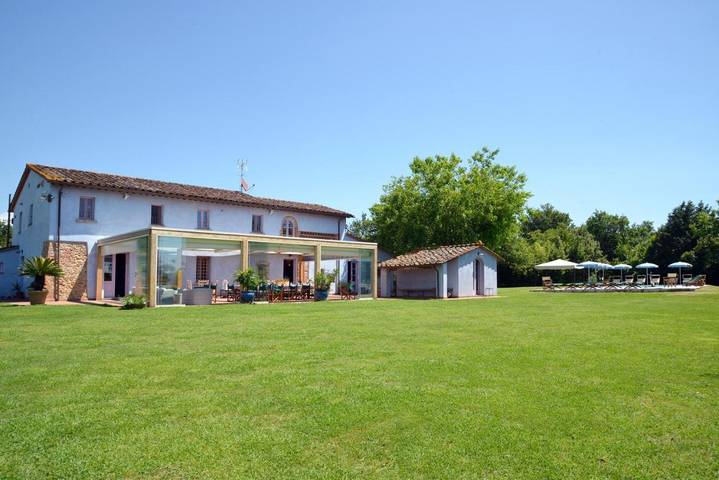 Casa vacanza per 33 persone, con Idromassaggio e Terrazza nonché Giardino e Piscina a Altopascio