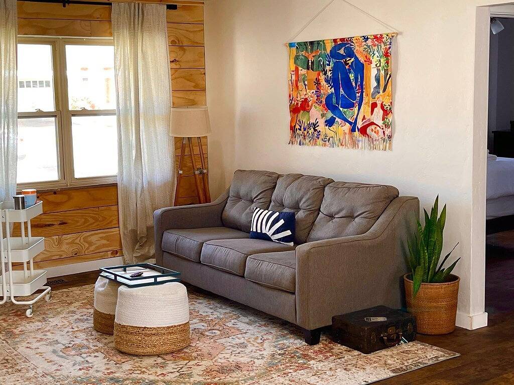 Fire Pit ~ Fenced Yard ~ Near Integris & Fairgrounds ~ Close to I44 & Nw Expwy for Easy Access to Okc's Best! in Oklahoma City, Oklahoma County