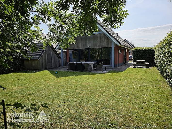 Holiday home for 8 people, with garden in Balk