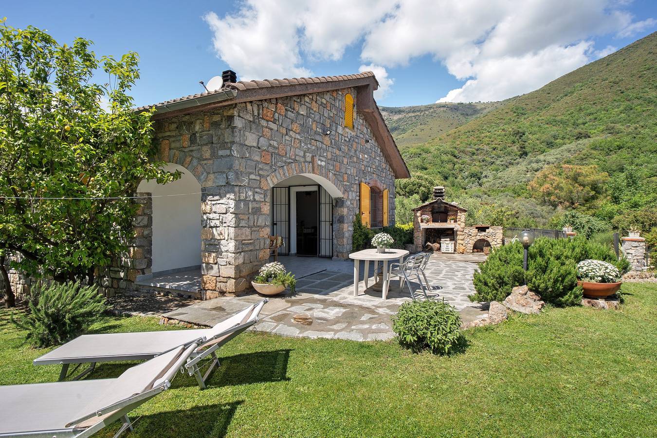 Villa 'Rosmarino' met Uitzicht op de Bergen, Wifi en Airconditioning in Cisano sul Neva, Riviera di Ponente