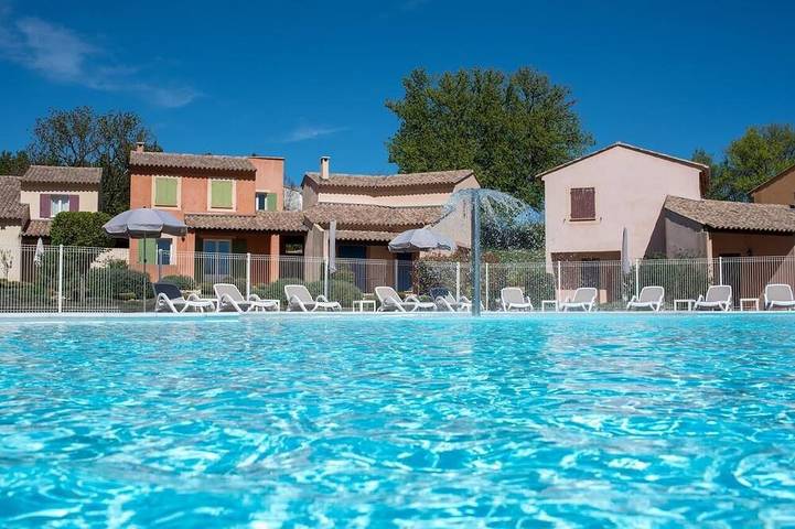Location de vacances pour 6 personnes, avec Jardin et Piscine à Saint-Trinit