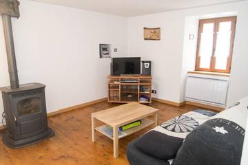 Gîte pour 6 personnes, avec terrasse dans Cubières