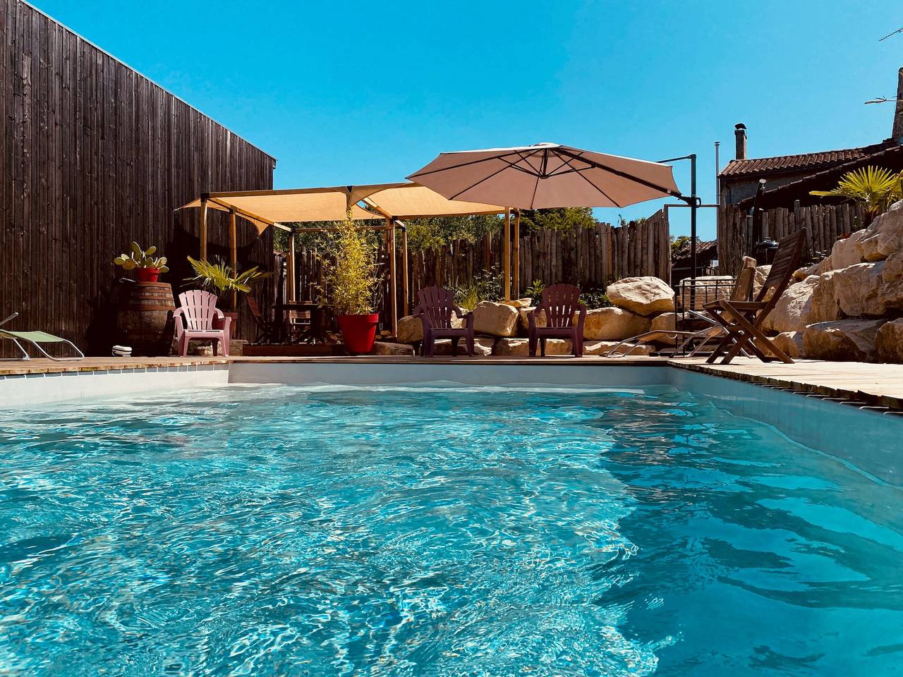 Ganzes Studio, Studio „La Salamandre Enchantée“ mit Gemeinschaftspool, privater Terrasse und Wlan in Louzac-Saint-André, Charente