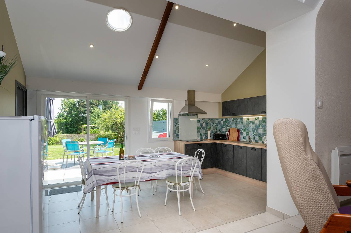 Casita de campo "Le Chant Des Oiseaux" con terraza privada, jardín compartido y Wi-Fi in Crach, Côte des Mégalithes