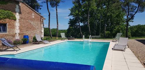 Gîte pour 6 personnes, avec terrasse ainsi que piscine et jardin, animaux acceptés à Montpon-Ménestérol