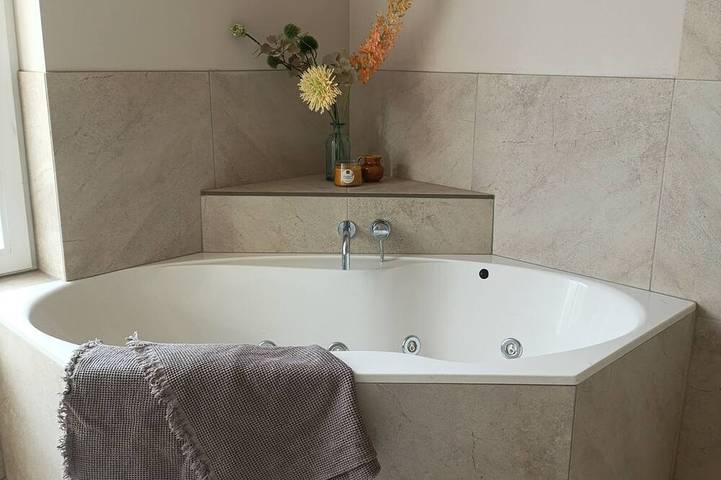 Ganze Wohnung, Mediterranean Apartment with Hot Tub & Home Cinema – Across from the Station in Bodegraven, Groene Hart