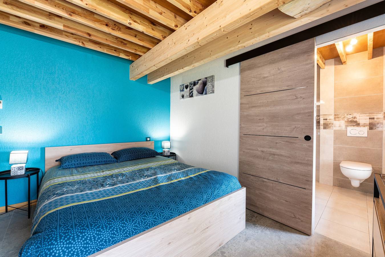 Chambre d'hôte la chambre Bleue avec vue sur les montagnes, terrasse privée et jardin partagé in Moye (Haute-Savoie), Région d'Annecy