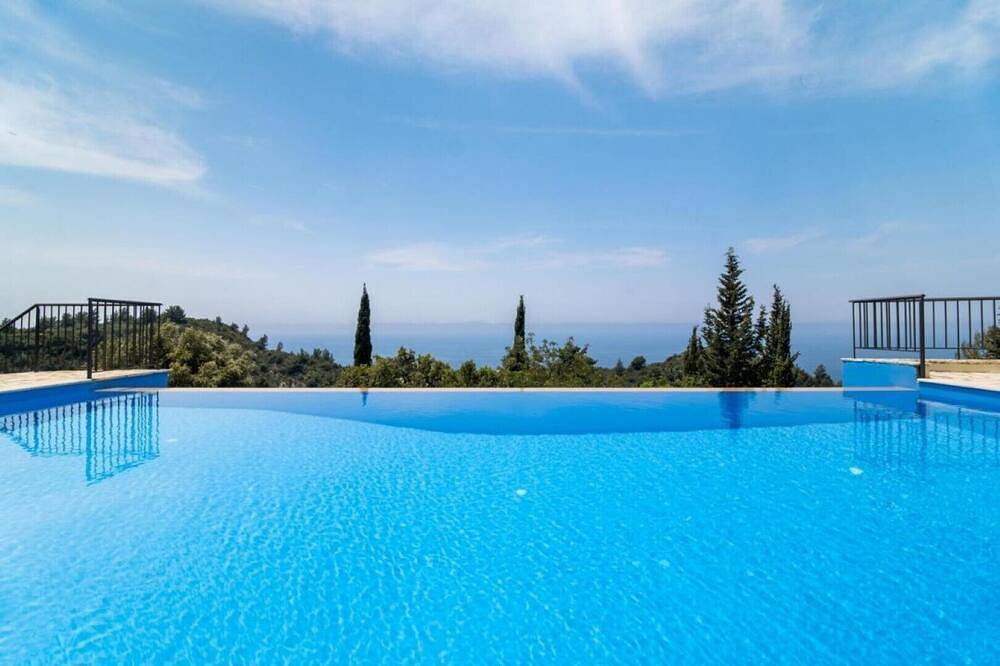Sapphire Blue Villa in Kalamitsi, Grecia