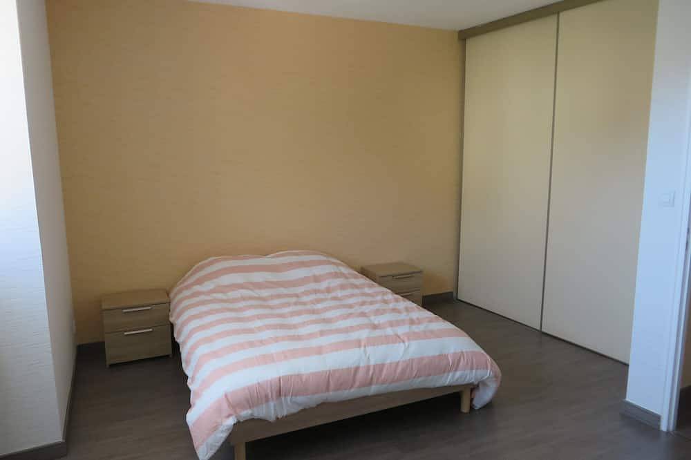 4 to 6 berth accommodation 10 mi walk from the lake in Clairvaux-les-Lacs, Jura