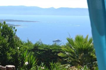 Location de vacances pour 3 personnes, avec jardin et terrasse à Coti-Chiavari