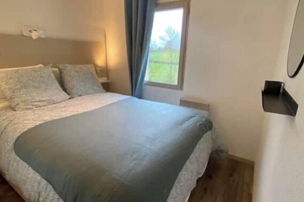 Entire apartment, Cosy apartment in residence with mountain and river views in Arreau, French Pyrenees