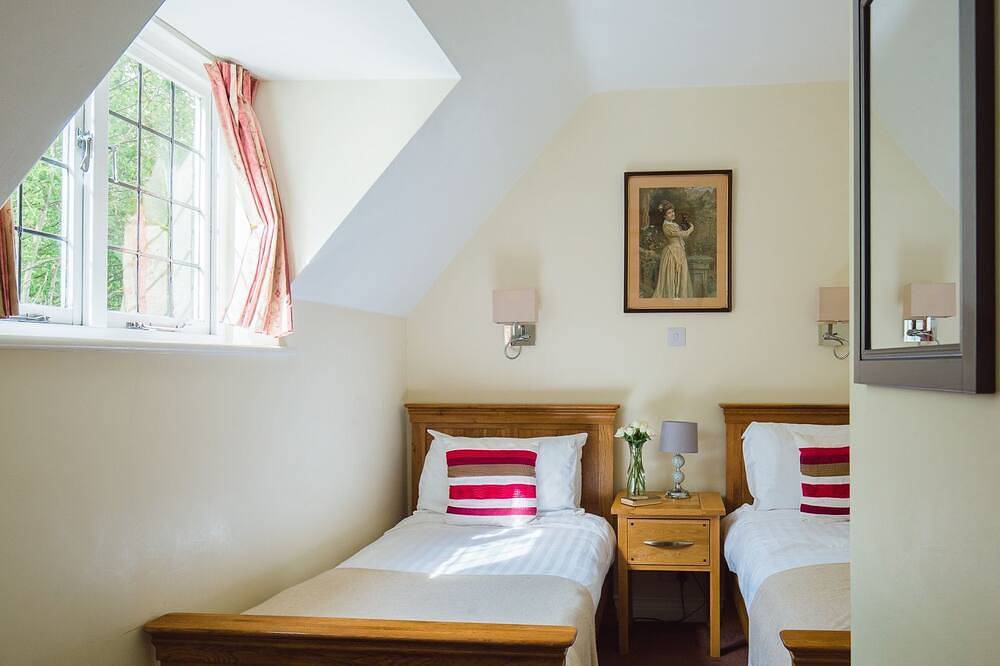 A sudeley castle cottage that sleeps 6 guests  in 2 bedrooms in Winchcombe, Gloucestershire