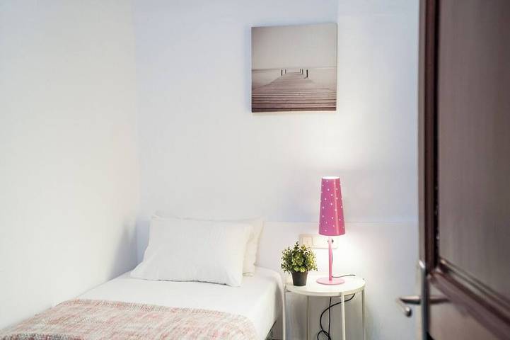 Appartement entier, 3Br/3Ba with Pink Suite & Views from Balcony. Free luggage storage service. in Barcelona Centre, Barcelone