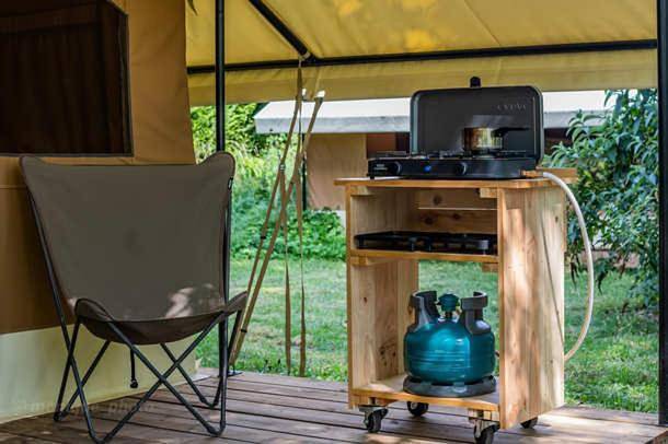 Location de vacances pour 4 personnes, avec jardin et terrasse ainsi que vue et piscine à Tennie