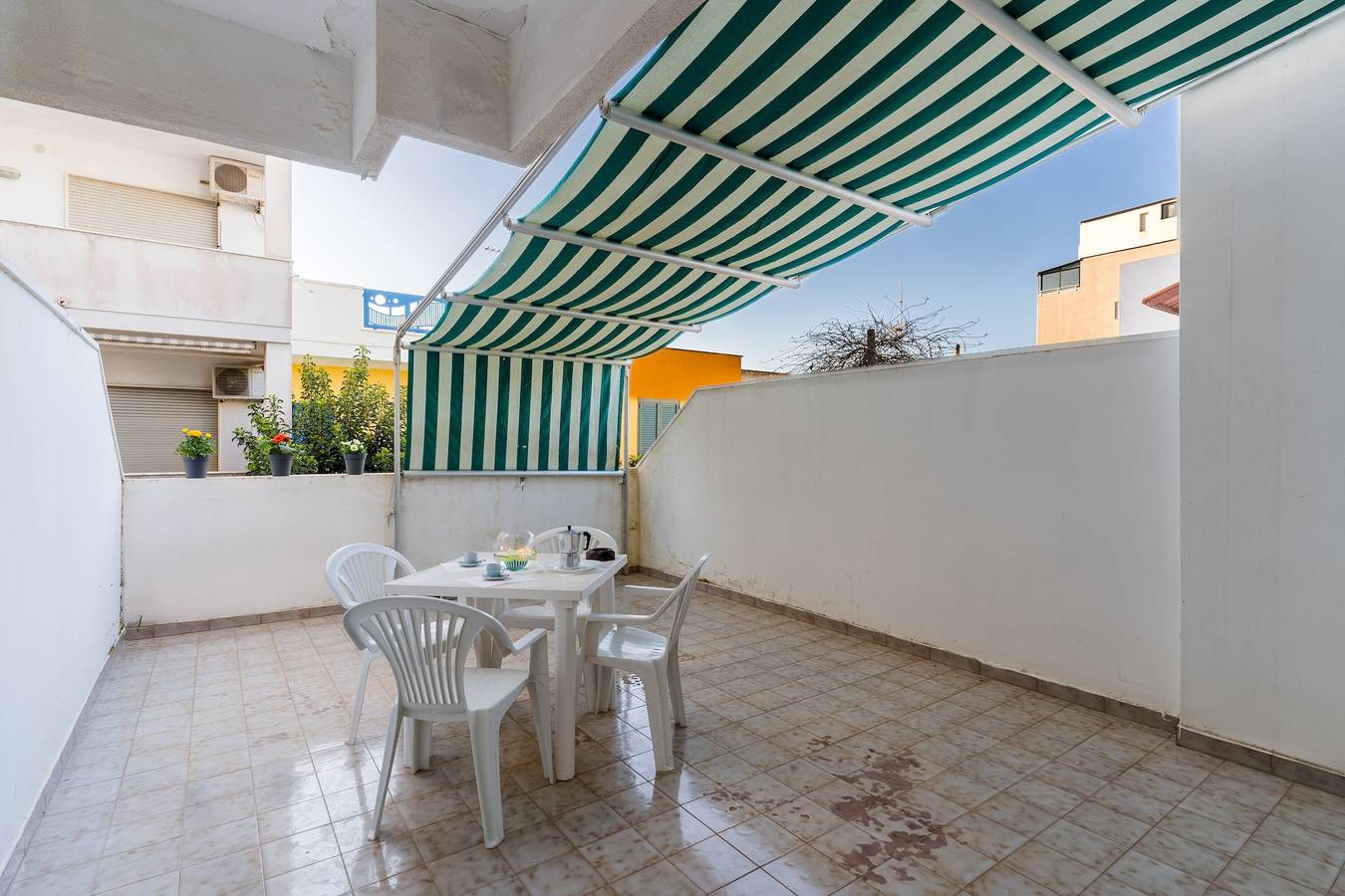 Apartamento entero, Apartamento 'Casa Tramacere' con terraza compartida y aire acondicionado in Baia Verde, Golfo de Tarento