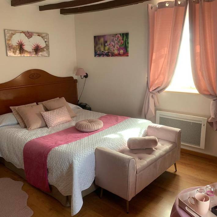 Hôtel pour 3 personnes, avec Terrasse ainsi que Jardin et Piscine