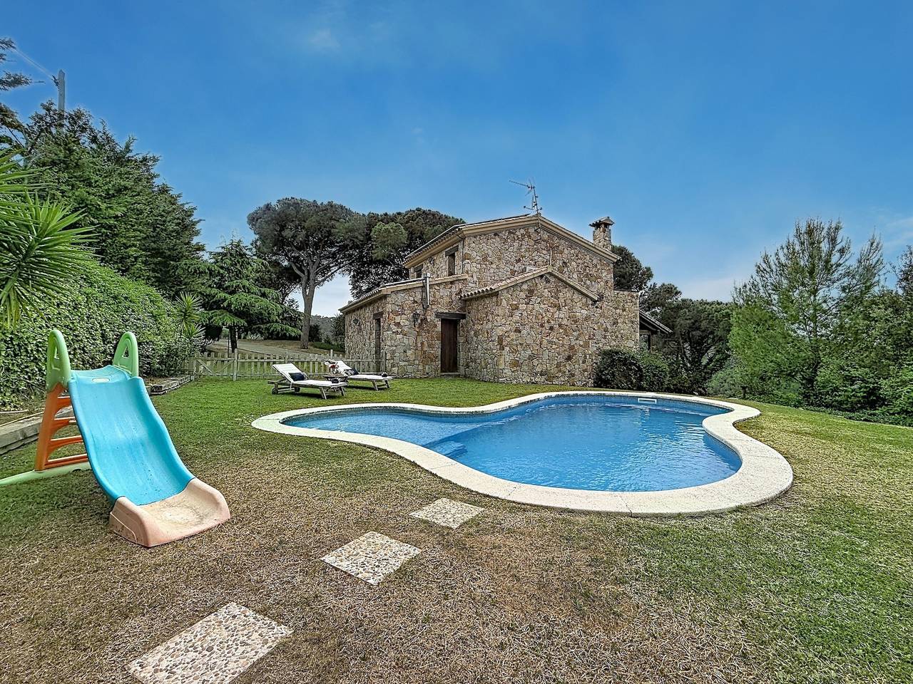 Villa 'Can Ayala' Arenys de Munt - Con jardín y piscina privada. in Vallgorguina, Costa del Maresme