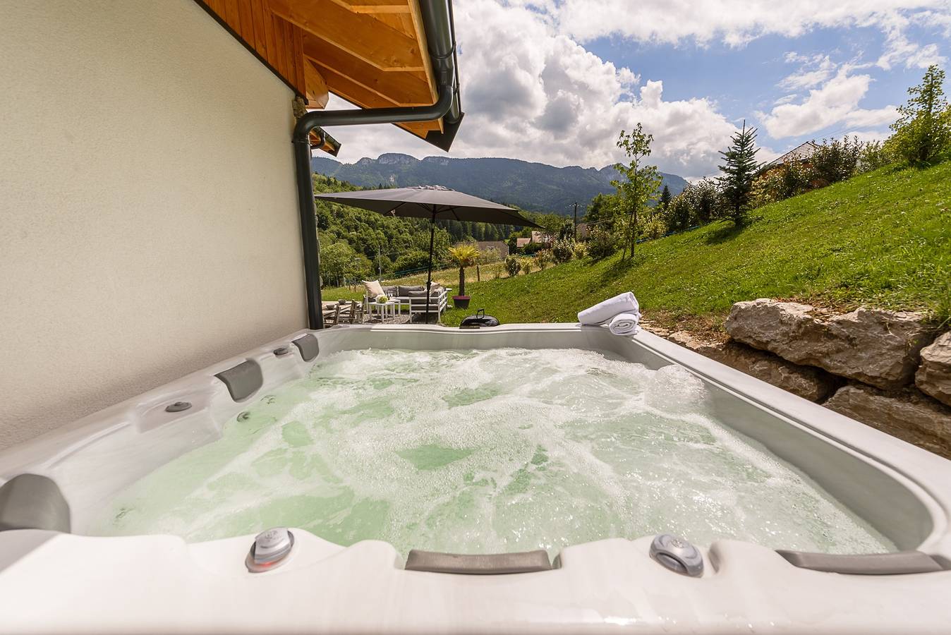 Villa Alésia - Jacuzzi et vue montagnes, environnement apaisant in Saint-Jorioz, Parc naturel régional du Massif des Bauges