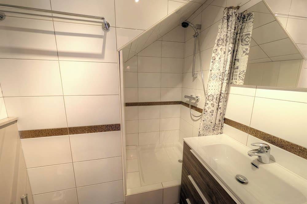 Entire apartment, 2-bed studio with kitchenette, shared terrace and bathroom in Le Cannet-des-Maures, Draguignan region