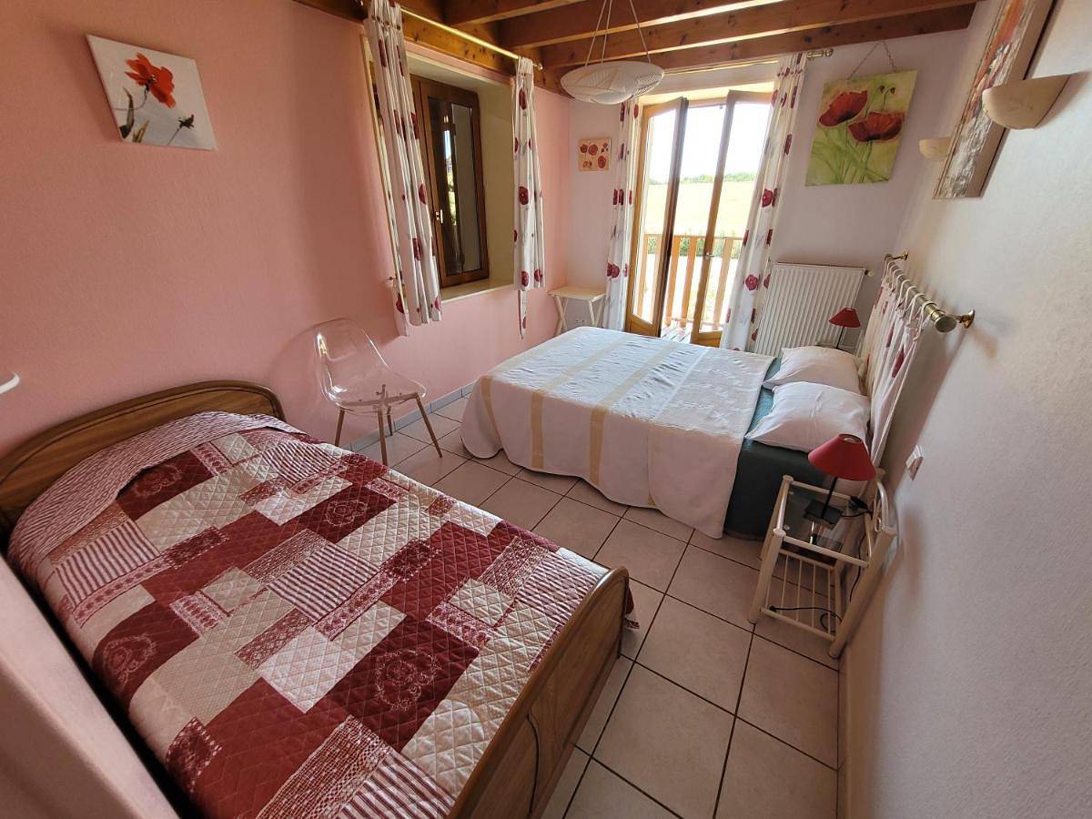 Family Room with Private Bathroom in Corbelin (Isère), Région de La Tour-du-Pin