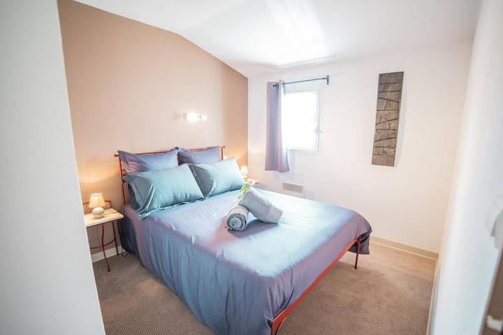Location de vacances pour 6 personnes, avec Terrasse ainsi que Jardin et Piscine à Aigues-Vives - 3