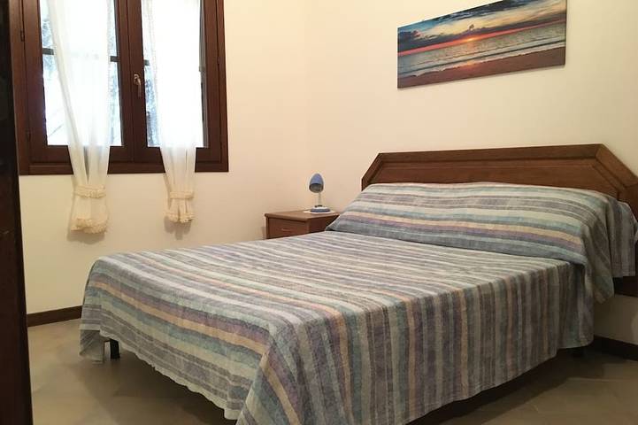 Maison mitoyenne à l'ombre des pins à 500 mètres de la plage. in Santa Margherita di Pula, Région de Pula