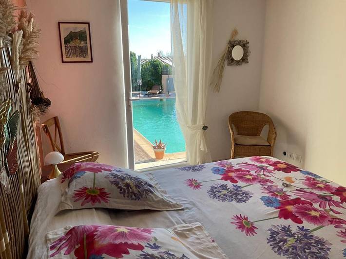 Location de vacances pour 2 personnes, avec jardin et vue ainsi que terrasse et piscine à Cabrières-d'Aigues - 3