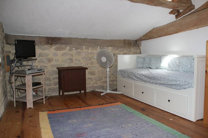 Location de vacances pour 5 personnes, avec terrasse ainsi que jardin et piscine à Migron - 4