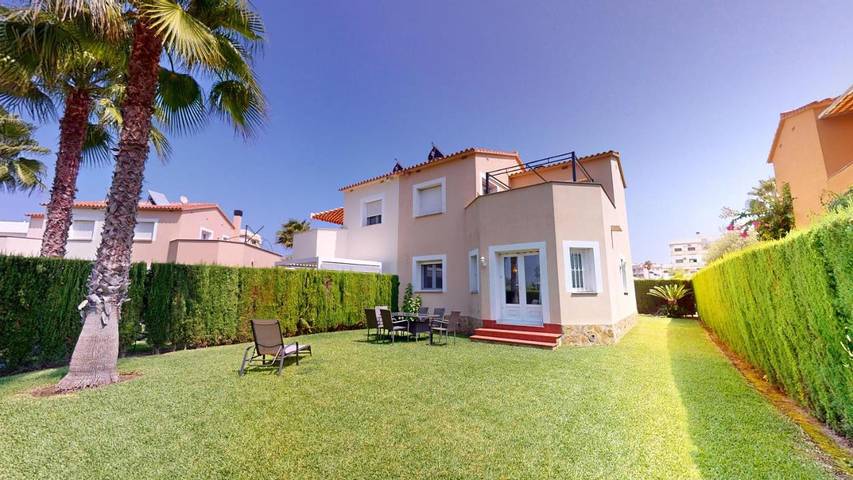 Bungalow para 6 personas, con jardín además de terraza y piscina en Oliva