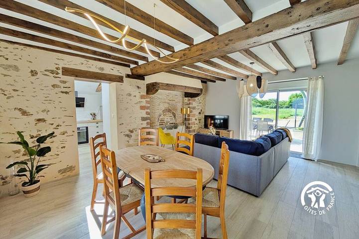 Gîte pour 6 personnes, avec terrasse dans Ampoigné