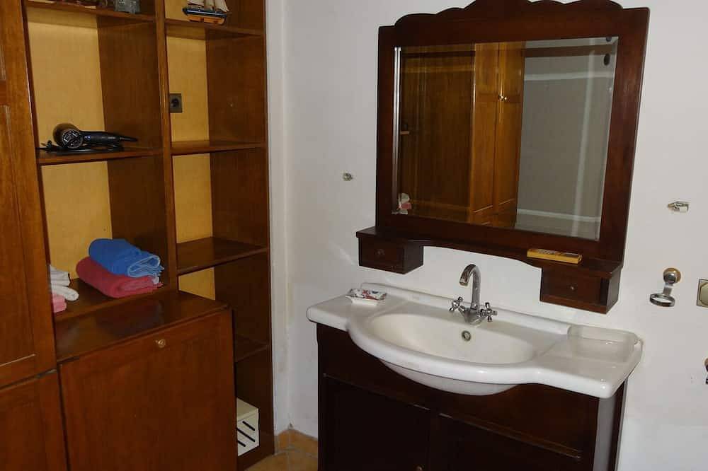Ganze Wohnung, Ruhiges Gästezimmer mit grossem Bad in Amaniou in Kos